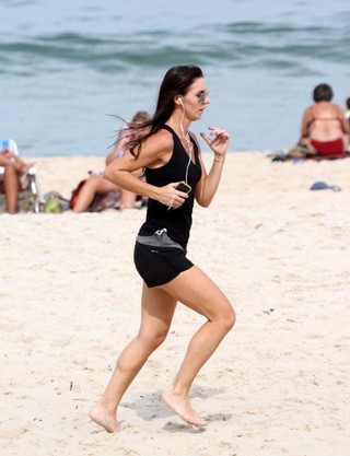 Glenda Kozlowski na praia de Ipanema (Foto: André Freitas / AgNews)