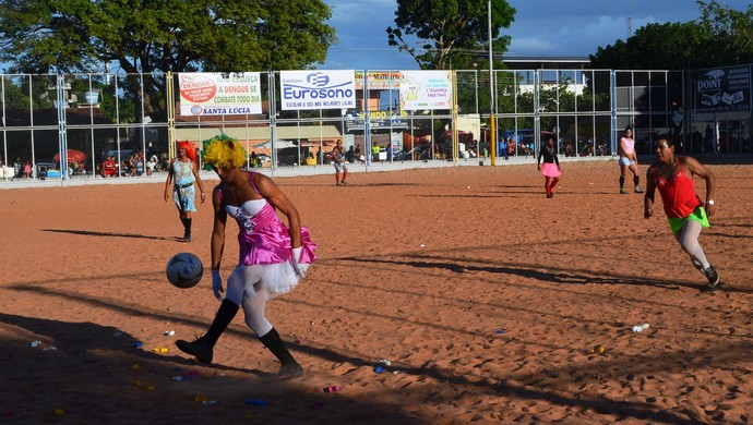 A rivalidade entre dondocas e bonecas é símbolo do futebol à fantasia no bairro do Trem, Zona Sul de Macapá (Foto: Jonhwene Silva/GE-AP)