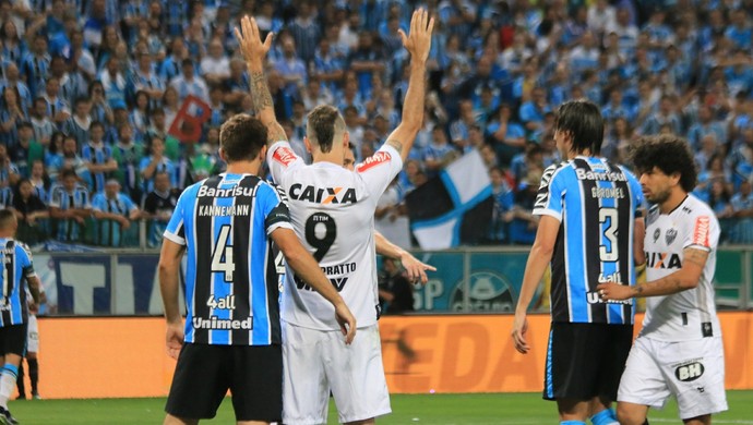 Kannemann Lucas Pratto Grêmio Atlético-MG  (Foto: Diego Guichard / GloboEsporte.com)