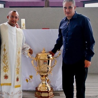 Conheça o padre corintiano que dá conselhos a Tite em horas difíceis