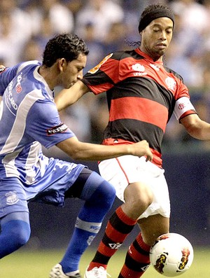 Ronaldinho Gaúcho na partida do Flamengo contra o Emelec (Foto: AP)