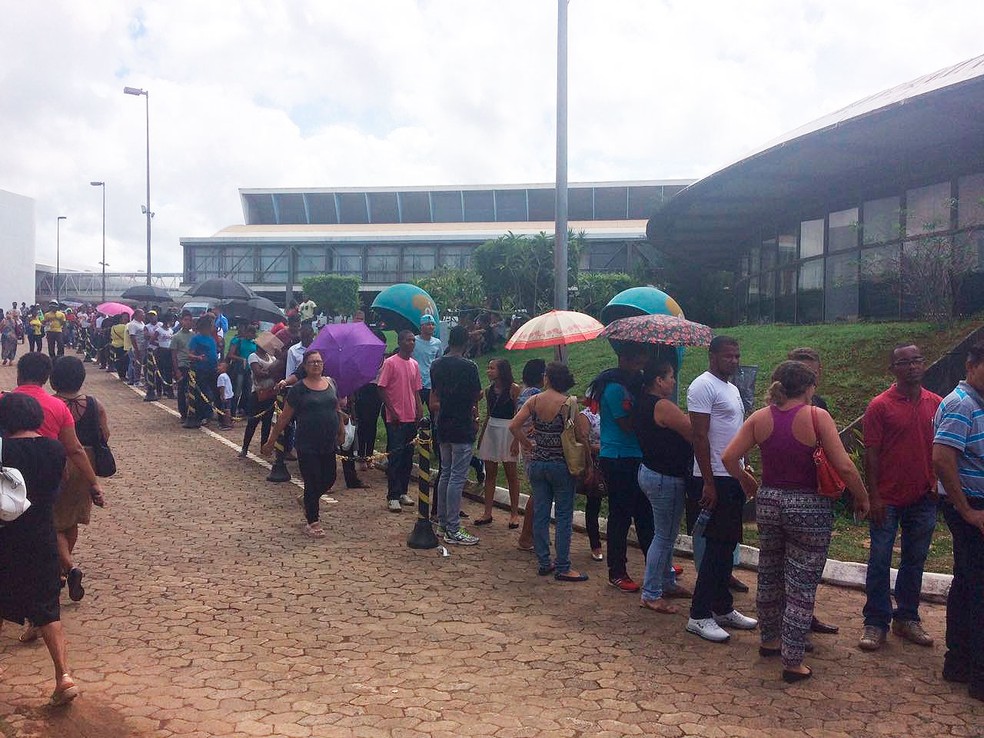 Fila de eleitores para regularizar o título na sede do TRE no CAB, em Salvador (Foto: Maiana Belo/G1)