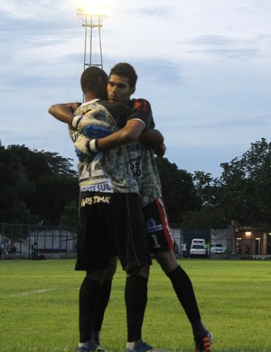 Neto e Ari comemoram gol do Barras (Foto: Emanuele Madeira/GLOBOESPORTE.COM)