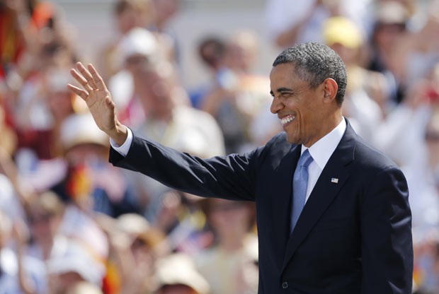 O presidente dos EUA, Barack Obama, chega ao Portão de Brandemburgo, em Berlim, para discursar nesta quarta-feira (19) (Foto: AFP)