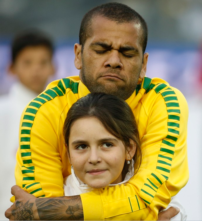 Daniel Alves abraça garotinha antes de Brasil x Venezuela