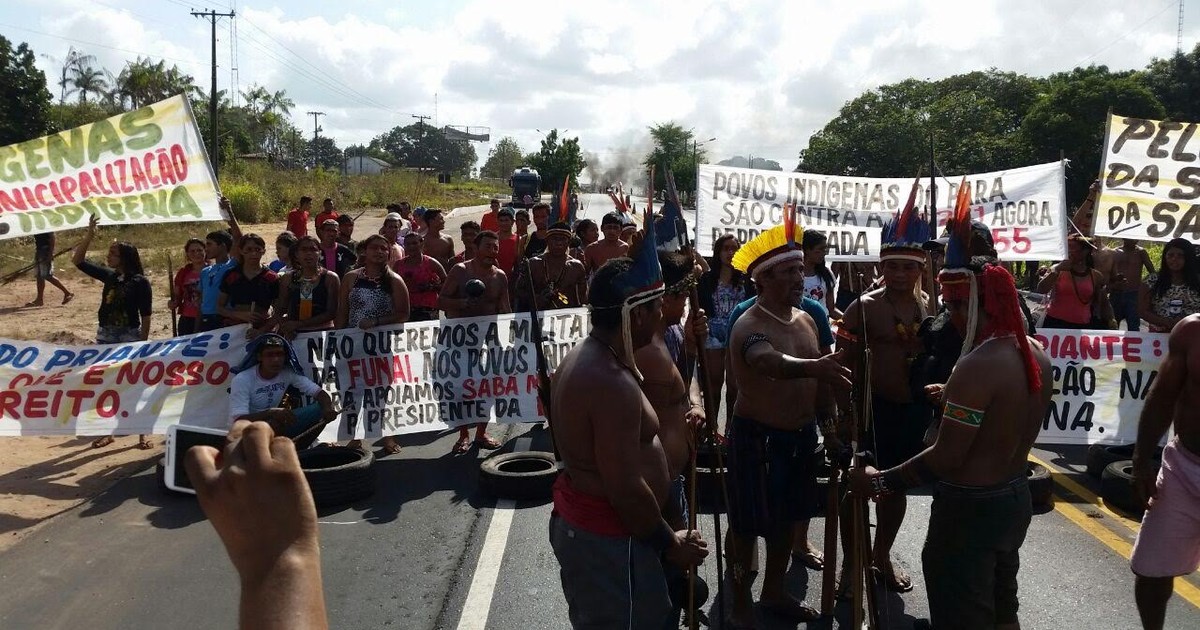 G1 - Indígenas interditam trecho da BR-316, em Santa Maria do ... - Globo.com