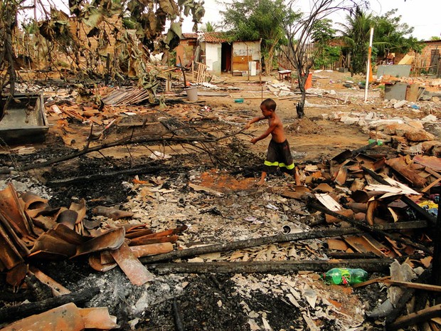 Incêndio destruiu 15 barracos na Favela do Alemão, em Natal (Foto: Ricardo Araújo/G1)