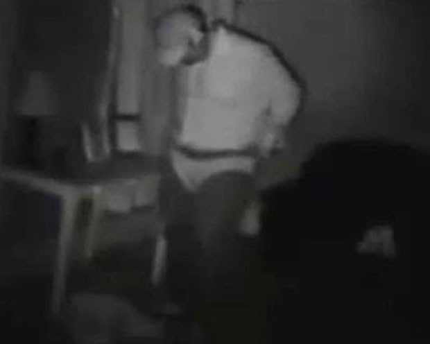 Homem invadiu casa em Chicago e foi flagrado colocando calcinha sobre suas calças (Foto: Reprodução/YouTube/Steven Fremond)