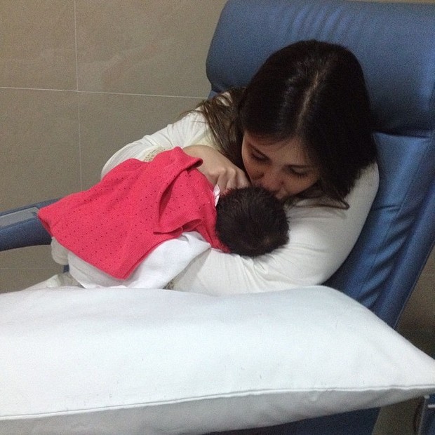 Thais Machado, namorada de Rodrigo, com a filha no colo (Foto: Reprodução/Instagram)
