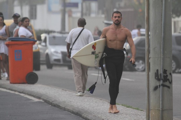 Cau Reymond na praia (Foto: Dilson Silva / Agnews)