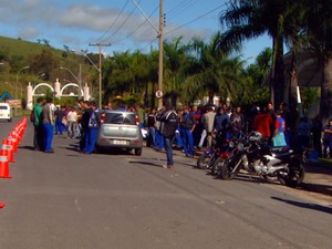 Funcionários bloqueiam entrada da fábrica Ypê em Amparo (SP) (Foto: Reprodução / EPTV)