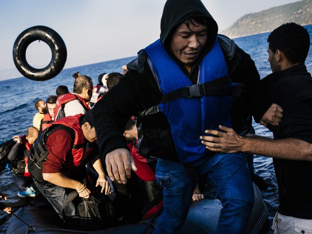 Refugiados sÃ­rios sÃ£o resgatados apÃ³s naufrÃ¡gio de barca (Foto: Dimitar Dilfokk/AFP)