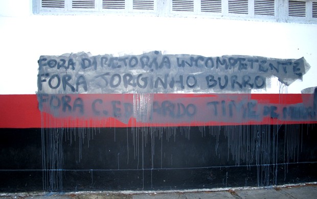 muro pichado flamengo gávea (Foto: Fábio Leme ) muro pichado flamengo gávea (Foto: Fábio Leme )