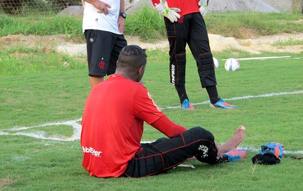 Felipe sente o tornozelo no treino do Flamengo (Foto: Richard Souza / Globoesporte.com)