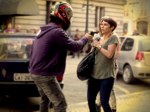 Lúcio rouba dinheiro de Nina (Foto: Avenida Brasil / TV Globo)