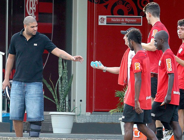 Adriano com jogadores no treino do Flamengo (Foto: Alexandre Cassiano / Ag. O Globo)