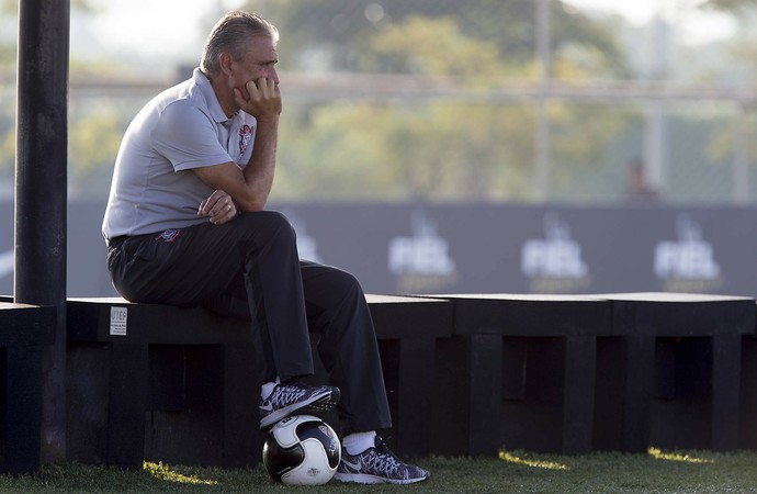 Tite não dá pistas da escalação do Corinthians no treino desta sexta-feira