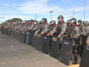 Tropa de Choque fez barreira para impedir o acesso de manifestantes ao Aeroporto Pinto Martins (Foto: TV Verdes Mares/Reprodução)