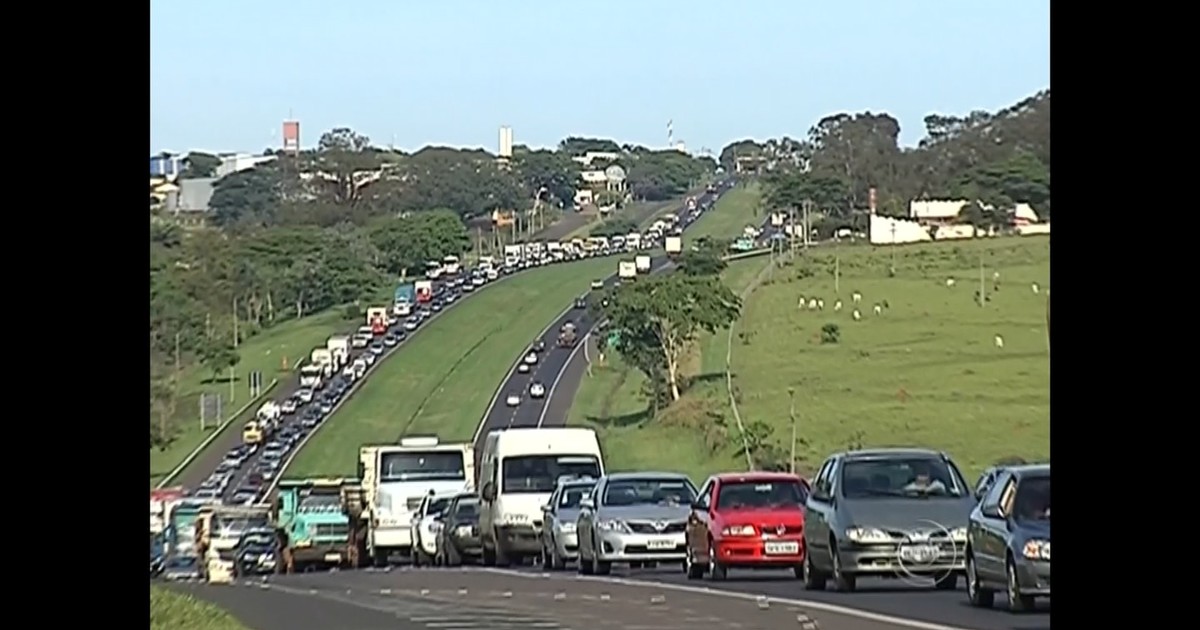 G1 - Acidente causa congestionamento na Washington Luiz em Rio Preto