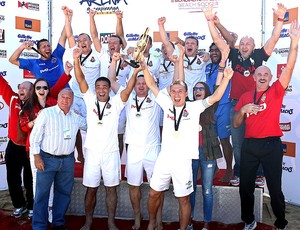 jogadores do Lokomotiv  com a taça do II Mundialito de Clubes de futebol de areia (Foto: Wander Roberto / Inovafoto)