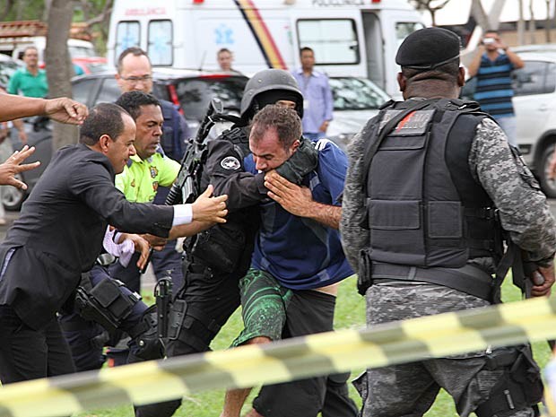 Mesmo após ser atingido por disparo de bala de borracha, homem tenta fugir, mas é contido por policiais (Foto: Vianey Bentes/TV Globo)