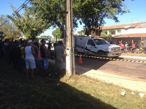 IML removeu o corpo e entrará em contato com a família da vítima (Foto: Jackson Vicente/G1)