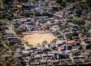 Foto de campinho de terra encravado em uma favela (Foto: Eduardo Orgler)