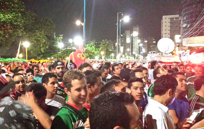 Mexico crowd in front of the hotel (Photo: Cassius Piglet)