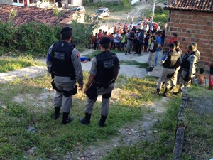 Morto no bairro de Cruz das Armas, chegou a trocar tiros antes de ser baleado (Foto: Walter Paparazzo/G1) Morto no bairro de Cruz das Armas, chegou a trocar tiros antes de ser baleado (Foto: Walter Paparazzo/G1)