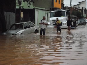 Ruas alagadas após chuva (Foto: Wallace Pavão dos Santos)