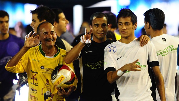 Neymar e Lucas Inauguração quadra (Foto: Marcos Ribolli / Globoesporte.com)