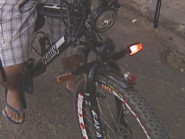 Tem gente que já colocou até seta na bicicleta (Foto: Reprodução/TV TEM)