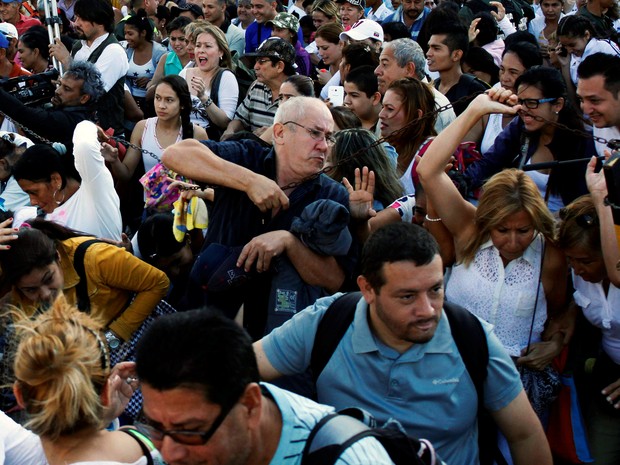 Venezuelanos se empurram ao tentar cruzar a fronteira com a Colômbia neste domingo (10) (Foto: Reuters/Carlos Eduardo Ramirez)