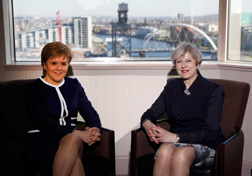 Premiê britânica, Theresa May, e premiê escocesa, Nicola Sturgeon, se encontraram em hotel em Glasgow, na segunda-feira (27)  (Foto: Russell Cheyne/ Reuters)