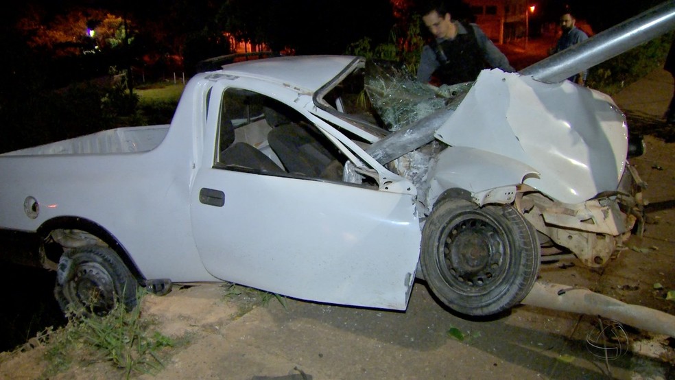 Motorista arrancou poste de energia em acidente em Cuiabá (Foto: TVCA/Reprodução)