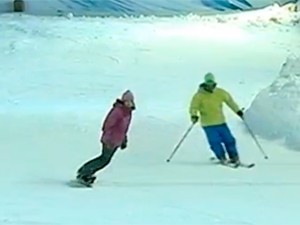 Espaço mais disputado no parque é a pista de esqui e snowbord (Foto: Reprodução/RBS TV)