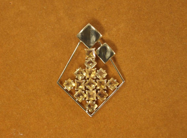Em peças de ouro, pingentes simbolizam a imagem de Nossa Senhora. (Foto: Divulgação/Igama)