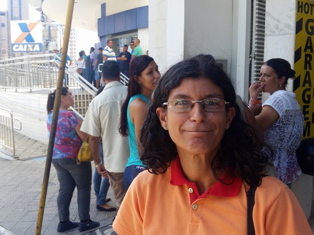 Luciana saiu de Três Corações logo cedo para tentar sacar o FGTS em Varginha (Foto: Régis Melo) Luciana saiu de Três Corações logo cedo para tentar sacar o FGTS em Varginha (Foto: Régis Melo)