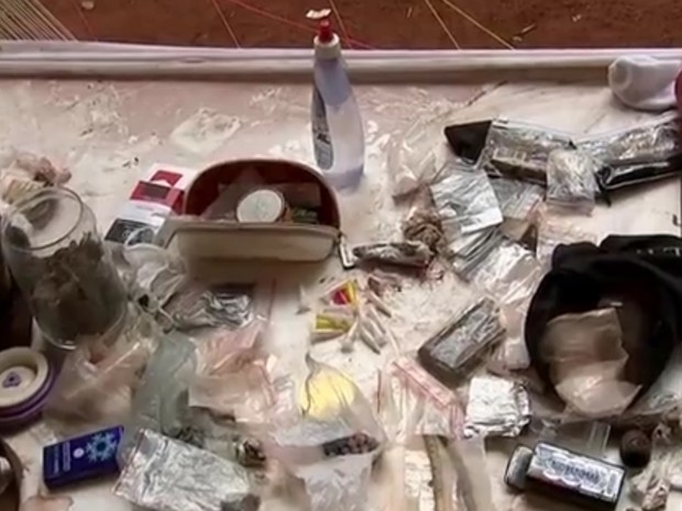 Policiais encontraram maconha, cocaína, crack e comprimidos de ecstasy. Rio Preto (Foto: Reprodução / TV TEM) Policiais encontraram maconha, cocaína, crack e comprimidos de ecstasy. Rio Preto (Foto: Reprodução / TV TEM)