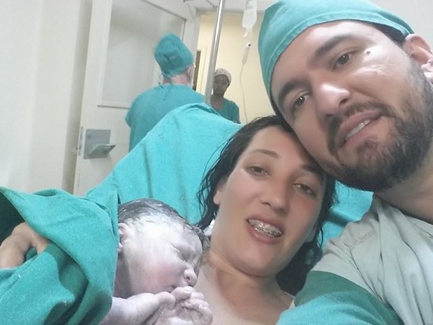 Marco Antonio Marcon, participante do BBB 15, com a mulher, Karina, no nascimento do filho, Alexandre (Foto: Facebook/ Reprodução)