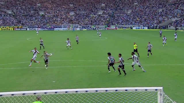 <p>
 Julio Cesar cruza da esquerda, e Eduardo chega cortando. A bola passa muito perto da trave de Éverson!</p>
