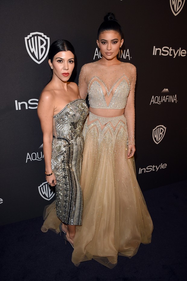 Kourtney Kardashian e Kylie Jenner em festa em Los Angeles, nos Estados Unidos (Foto: Jason Merritt/ Getty Images/ AFP)