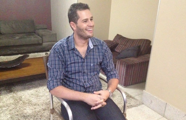 Pedro Leonardo sorri durante entrevista: 'Vem supresas por aí' (Foto: Fernanda Borges/G1)