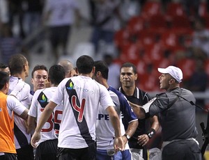Confusão Vasco x Flamengo (Foto: Marcos Tristão / O Globo)