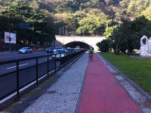 Ciclistas reclamam da segurança dentro do Túnel Novo. (Foto: Mariucha Machado/G1)