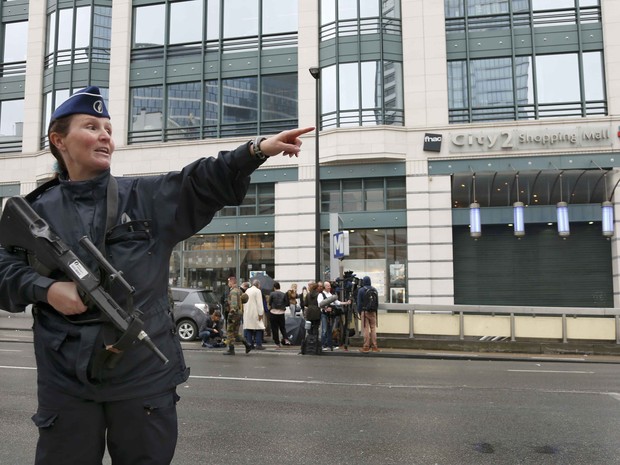 A policewomen gives directions outside the City2 shopping complex which was evacuated following a bomb scare in Brussels, Belgium, June 21, 2016. (Foto: Francois Lenoir/Reuters)