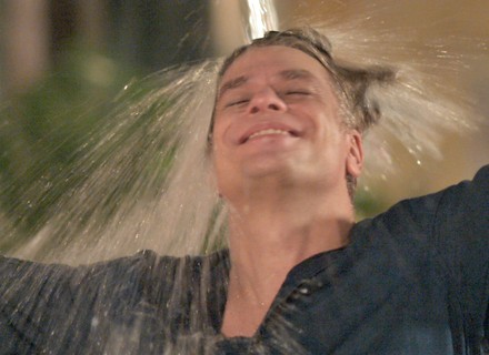Arthur toma um balde de água na cabeça ao se declarar para Eliza