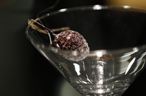 Um microfone escondido dentro de uma cereja artificial colocado em um copo de martini  (Foto: Ina Fassbender/Reuters)