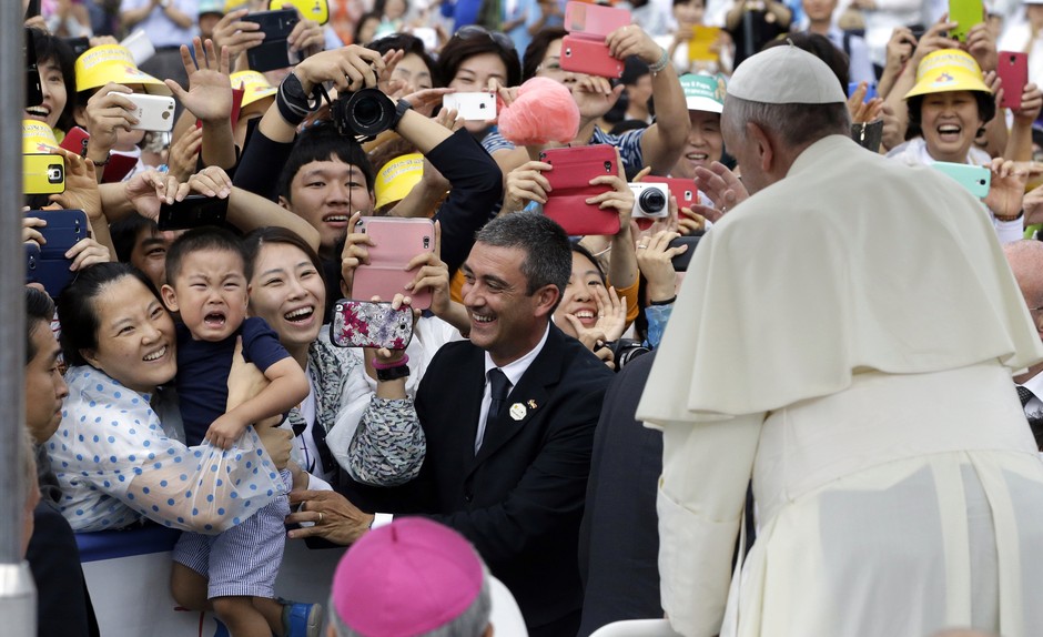 Papa Francisco abençoa crianças em visita a Coreia do Sul