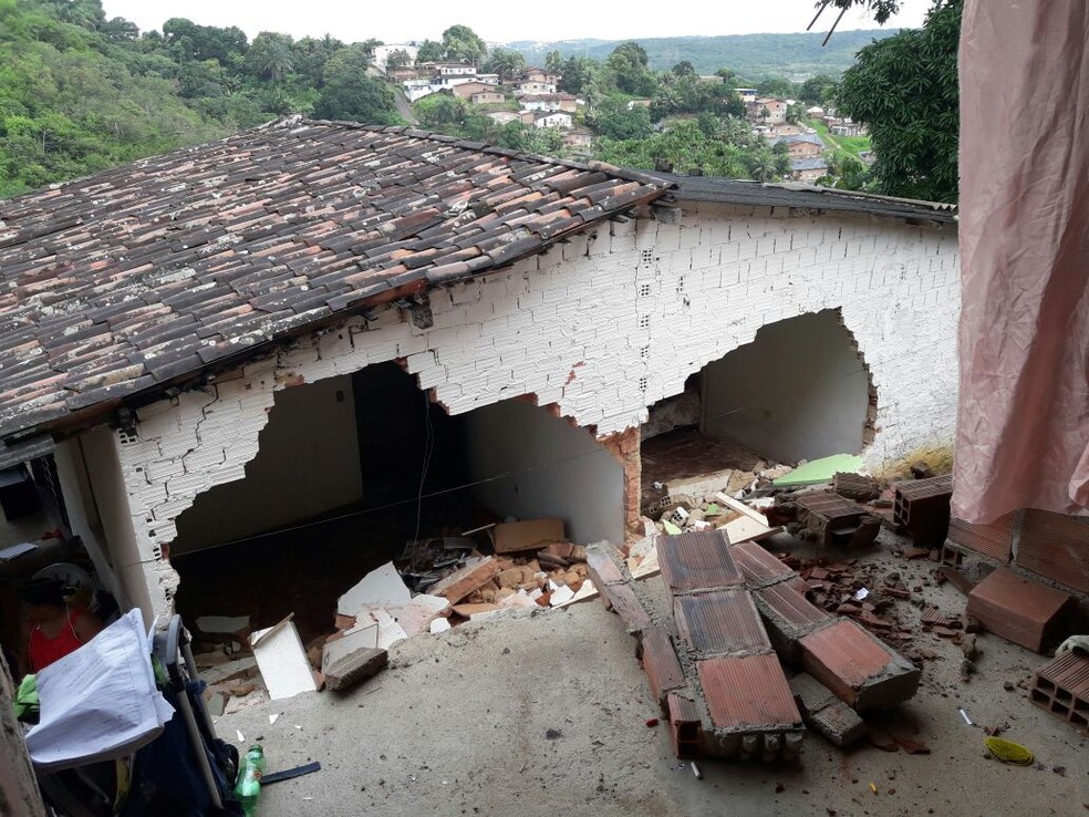 Barreira deslizou e atingiu residências no Alto Santo Antônio, em Camaragibe, no Grande Recife (Foto: Defesa Civil de Camaragibe/Divulgação)